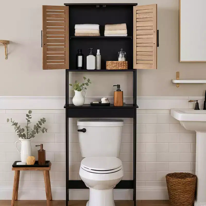 Mobiletto da Bagno Sopra Il WC con Ante a Doppia Ventilazione e Ripiano Aperto, Nero e Marrone - Collezione Bergen