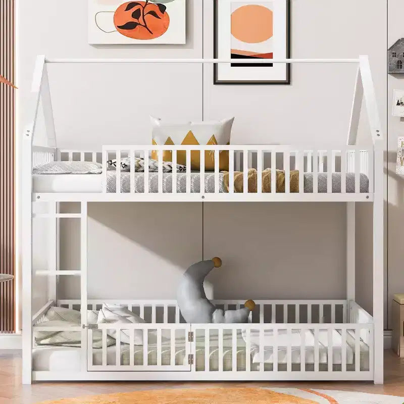 Letto a castello in metallo a due piazze da 78 pollici, con recinzione, porta e ringhiera di sicurezza, per camerette dei bambini, colore bianco